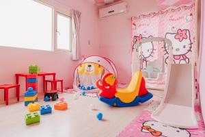 Phòng Gia đình nhìn ra Núi (Family Room with Mountain View)