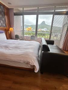 Phòng Giường Đôi Nhìn Ra Núi (Double Room with Mountain View)