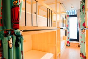 Giường Trong Phòng Nghỉ Tập Thể 8 Giường Cho Cả Nam Và Nữ (Bed in 8-Bed Mixed Dormitory Room)