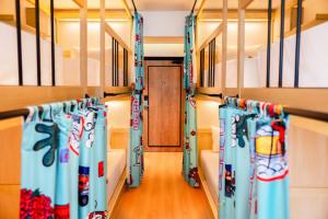 Giường Trong Phòng Nghỉ Tập Thể 8 Giường Cho Cả Nam Và Nữ (Bed in 8-Bed Mixed Dormitory Room)