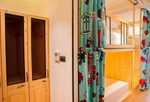 Giường Đơn Trong Phòng Ngủ Tập Thể Nữ (Single Bed in Female Dormitory Room)