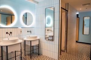Giường Trong Phòng Nghỉ Tập Thể 8 Giường Cho Cả Nam Và Nữ (Bed in 8-Bed Mixed Dormitory Room)