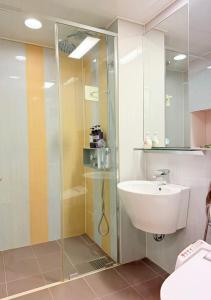 One-Bedroom Apartment with City View - 20F