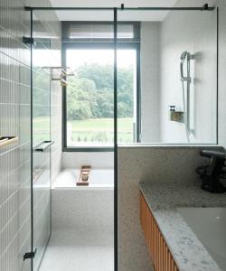 Phòng Bốn Người Có Bồn Tắm (Quadruple Room with Bathtub)