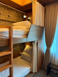 Phòng Tập Thể Chỉ Cho Nữ Có Giường Đơn (Female Only Dormitory Room with Single Bed)