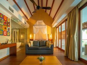 Suite hướng hồ bơi (Pool View Suite)