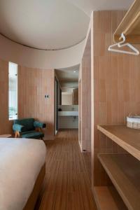Suite Junior Có Ban Công (Junior Suite with Balcony)