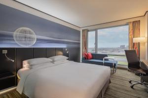 1 King Bed With Airport View