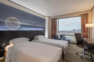 2 Single Beds With Airport View