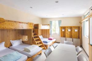 Phòng Gia Đình Với Phòng Tắm Chung (Family Room with Shared Bathroom)