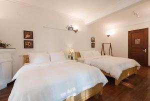 Phòng Đôi Loại Sang có Giường Phụ (Deluxe Double Room with Extra Bed)
