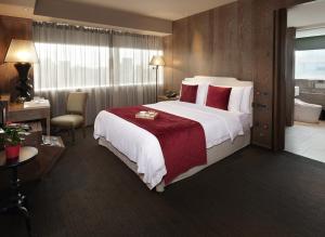 Superior Queen Accessible Room - No Parking Fee Included