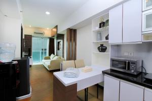 Căn Hộ Nhìn Ra Thành Phố (Apartment with City View)