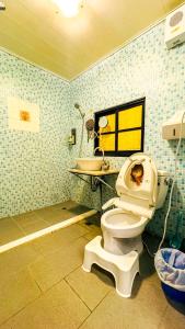 Phòng gia đình có phòng tắm vòi sen (Family Room With Shower)