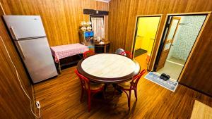 Phòng gia đình có phòng tắm vòi sen (Family Room With Shower)