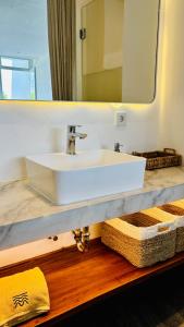 Suite Nhìn ra Hồ bơi (Suite with Pool View)
