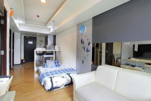 Căn Hộ Nhìn Ra Thành Phố (Apartment with City View)