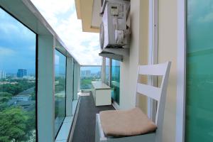 Căn Hộ Nhìn Ra Thành Phố (Apartment with City View)