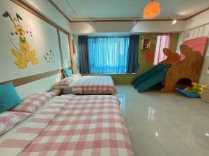 Phòng Gia Đình Nhìn Ra Hồ (Family Room with Lake View)
