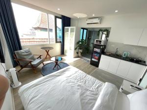 Studio Có Ban Công (Studio with Balcony)