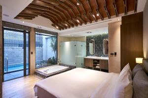 Phòng Giường Đôi Nhìn Ra Hồ Bơi (Double Room with Pool View)