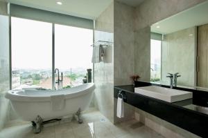 Suite Hạng Doanh Nhân (Business Suite)