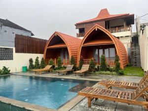 Phòng Có Giường Cỡ Queen Nhìn Ra Hồ Bơi (Queen Room with Pool View)