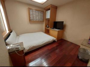 Phòng Giường đôi Hạng Tiết kiệm (Economic Double Room)