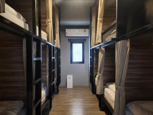 Giường tầng Thấp hơn trong Phòng ngủ tập thể cho cả Nam và Nữ. (Lower Bunk Bed in Mixed Dormitory Room)