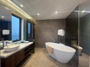 Phòng Giường Đôi Có Ban Công (Double Room with Balcony)
