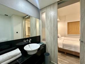 Phòng Hai Giường Đơn Loại Sang (Deluxe Twin Room)