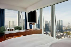 Skyline Deluxe King Room room in Jumeirah Frankfurt