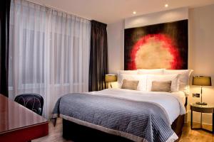 Deluxe, Larger Guest room, 1 Queen   room in Threadneedles Autograph Collection