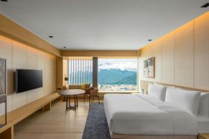 Phòng có giường cỡ King nhìn ra cảnh núi non (King Room with Mountain View)