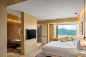 Deluxe Hot Spring Room, Guest room, 1 King, Mountain view