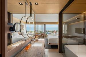 Phòng Gia đình nhìn ra Núi (Family Room with Mountain View)