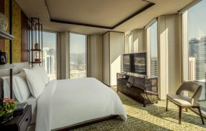 Suite Executive Giường cỡ King Nhìn ra Cung điện (Executive King Suite with Palace View)