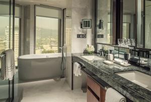 Suite Executive Giường cỡ King Nhìn ra Cung điện (Executive King Suite with Palace View)