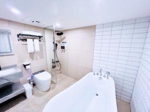 Phòng Deluxe Giường Đôi Có Bồn Tắm (Deluxe Double Room with Bath)