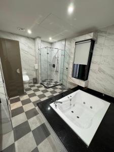 Phòng Deluxe Giường Đôi Có Bồn Tắm (Deluxe Double Room with Bath)