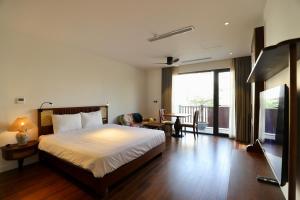 One-Bedroom Apartment with Balcony and Water View
