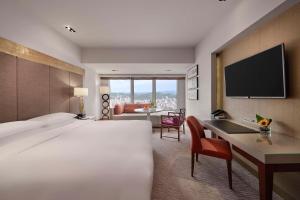 1 King Bed Club Access