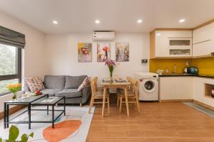 Căn Hộ Nhìn Ra Thành Phố (Apartment with City View)