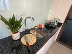 Phòng Deluxe giường đôi hoặc 2 giường đơn với Bồn tắm Spa (Deluxe Double or Twin Room with Spa Bath)