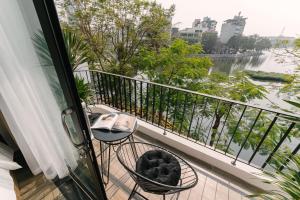Căn Hộ Có Tầm Nhìn Và Ban Công (Apartment with View and Balcony)