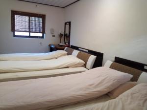 Phòng 4 Người Có Phòng Tắm Riêng Bên Ngoài (Quadruple Room with Private External Bathroom)