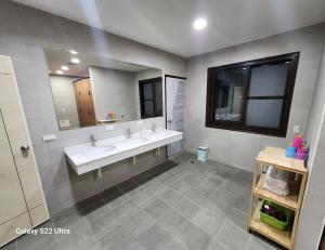 Phòng ngủ Tập thể 8 Giường cho cả Nam và Nữ (8-Bed Mixed Dormitory Room)