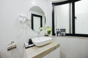 Căn hộ 2 phòng ngủ nhìn ra hồ nước (Two-Bedroom Apartment with Lake View)