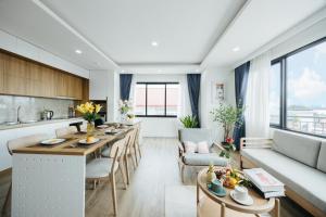 Căn hộ 2 phòng ngủ nhìn ra hồ nước (Two-Bedroom Apartment with Lake View)