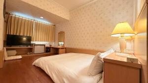 Phòng Giường Đôi Hạng Bình Dân (Budget Double Room)